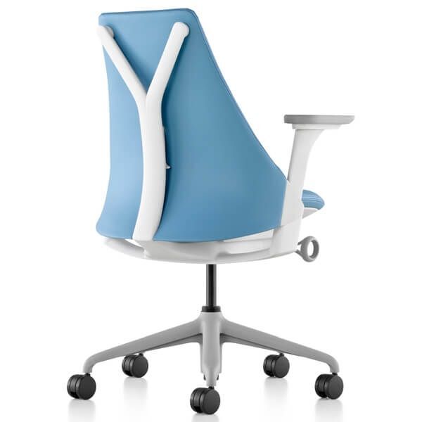 Rückansicht eines blauen ergonomischen Bürostuhls mit weißem Rahmen und Rollen für bewegliches Sitzen.