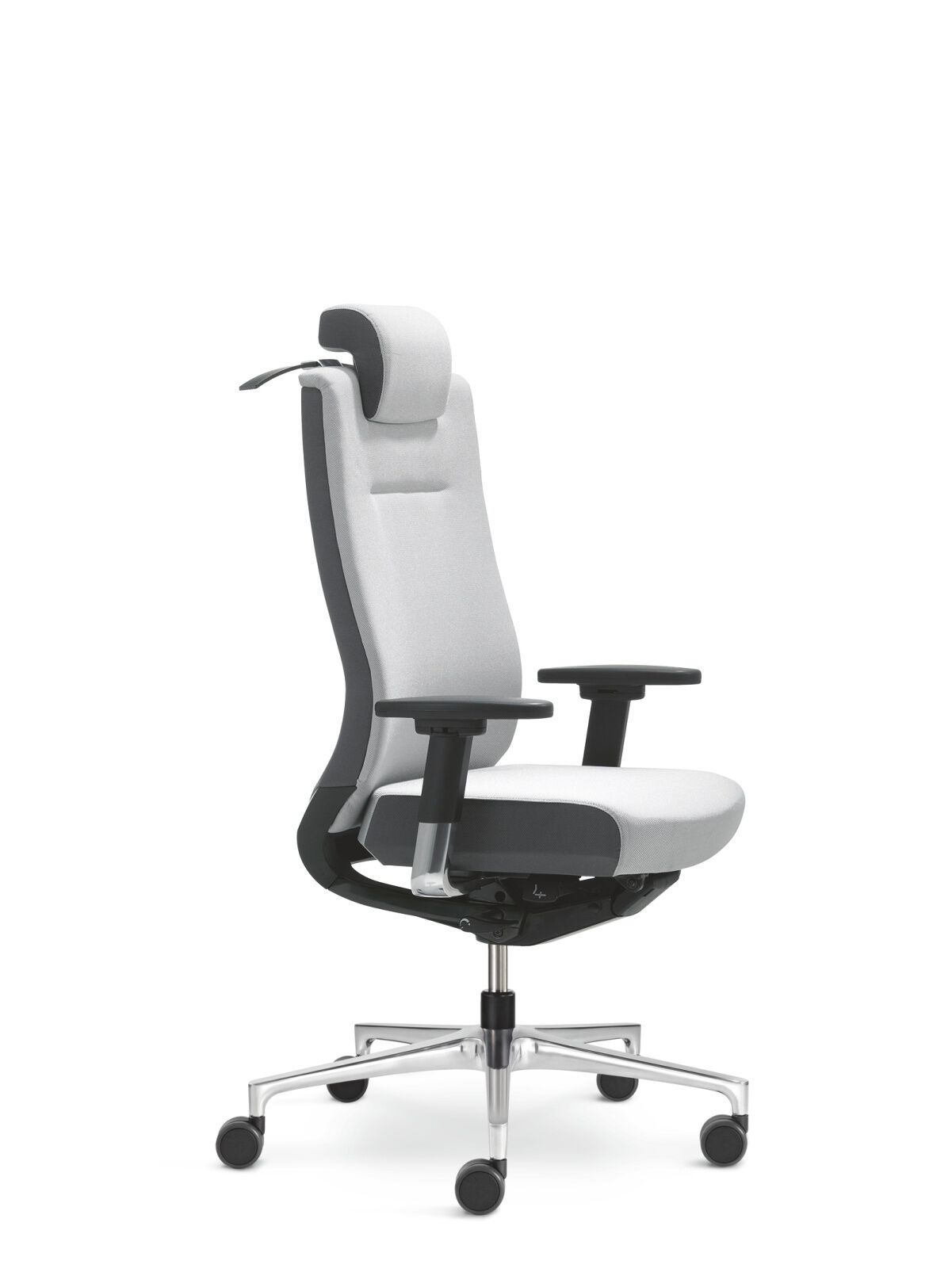 Ergonomischer Bürostuhl mit grauem Stoffbezug, hoher Rückenlehne, Kopfstütze und verstellbaren Armlehnen auf Rollen.