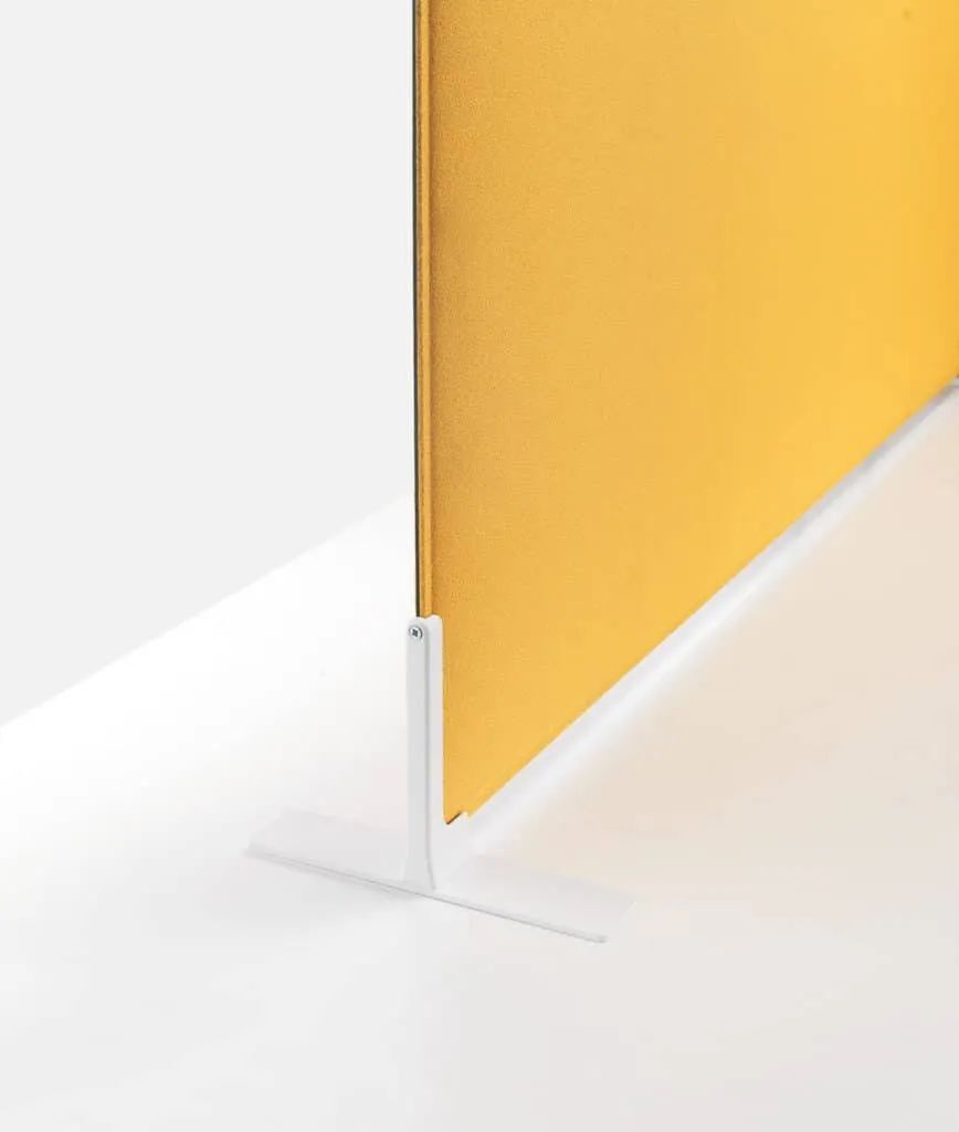 Gelbe Trennwand mit weißem Standfuß für ergonomische Büroeinrichtung, betont Produktqualität und Design.