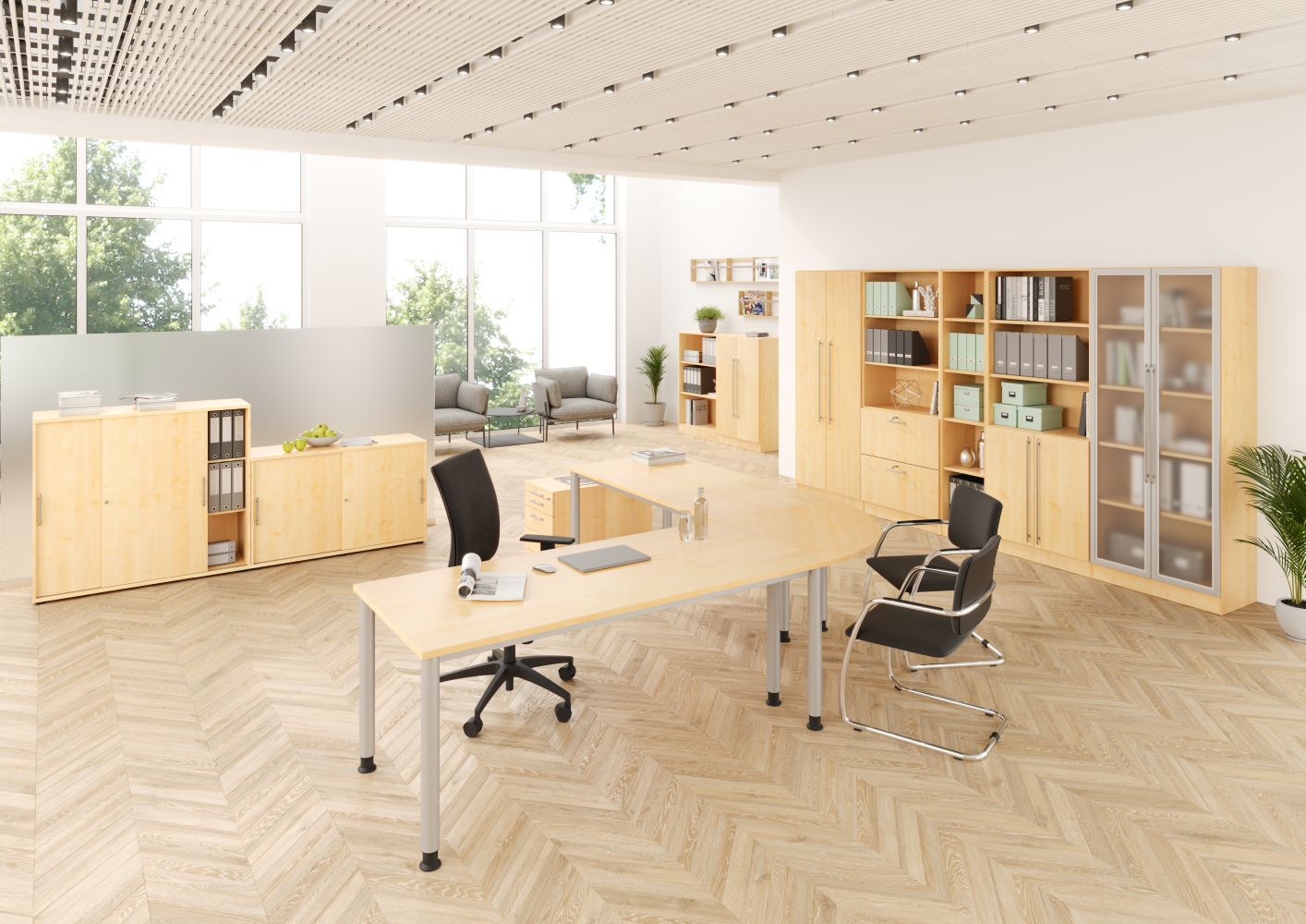 Großes, helles Büro mit ergonomischen Stühlen, Holzmöbeln und großem Schreibtisch in modernem Design.