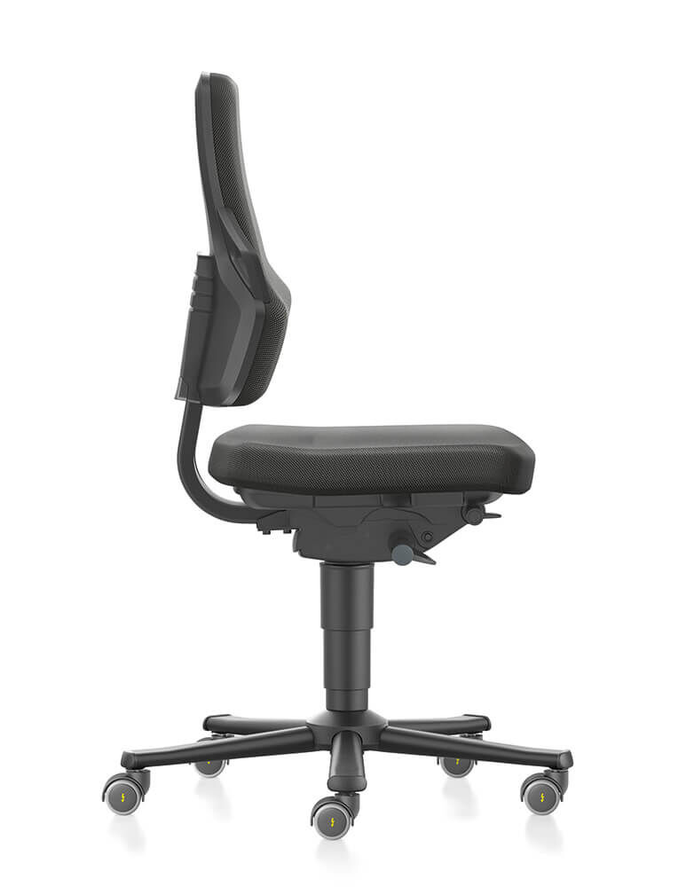 Schwarzer ergonomischer Bürostuhl mit verstellbarer Rückenlehne und Rollen, ideal für dynamisches Sitzen im Büro.