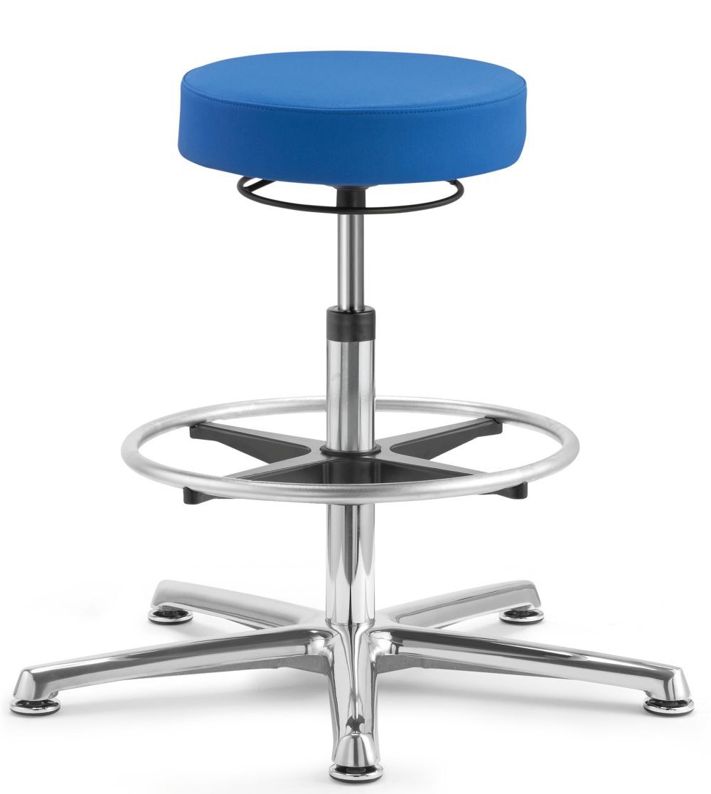 Höhenverstellbarer ergonomischer Hocker mit blauer Polsterung und verchromtem Fußring für dynamisches Sitzen.