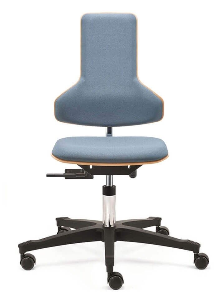 Moderner ergonomischer Bürostuhl mit blauem Stoffbezug, höhenverstellbar, auf schwarzem Drehfuß mit Rollen.
