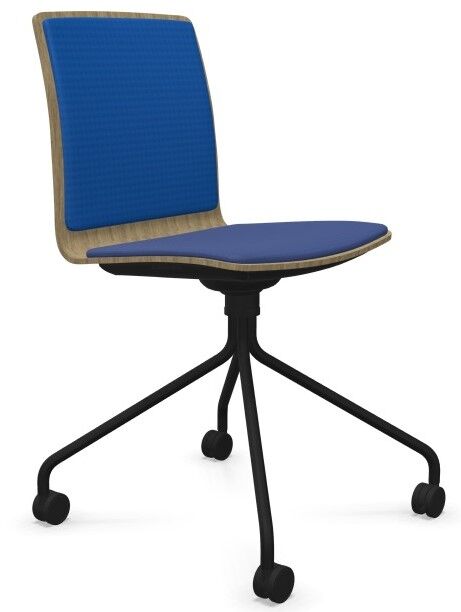 Moderner blauer Bürostuhl mit ergonomischem Design und Holzrückenlehne auf schwarzen Rollen.