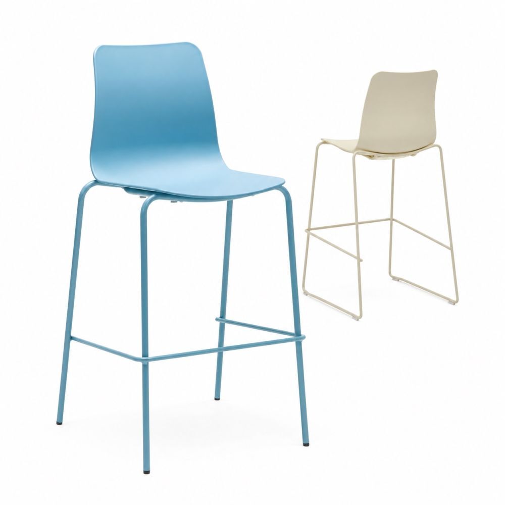 Zwei moderne Barhocker, einer in Blau und einer in Beige, mit schlanken Metallrahmen und minimalistischem Design.