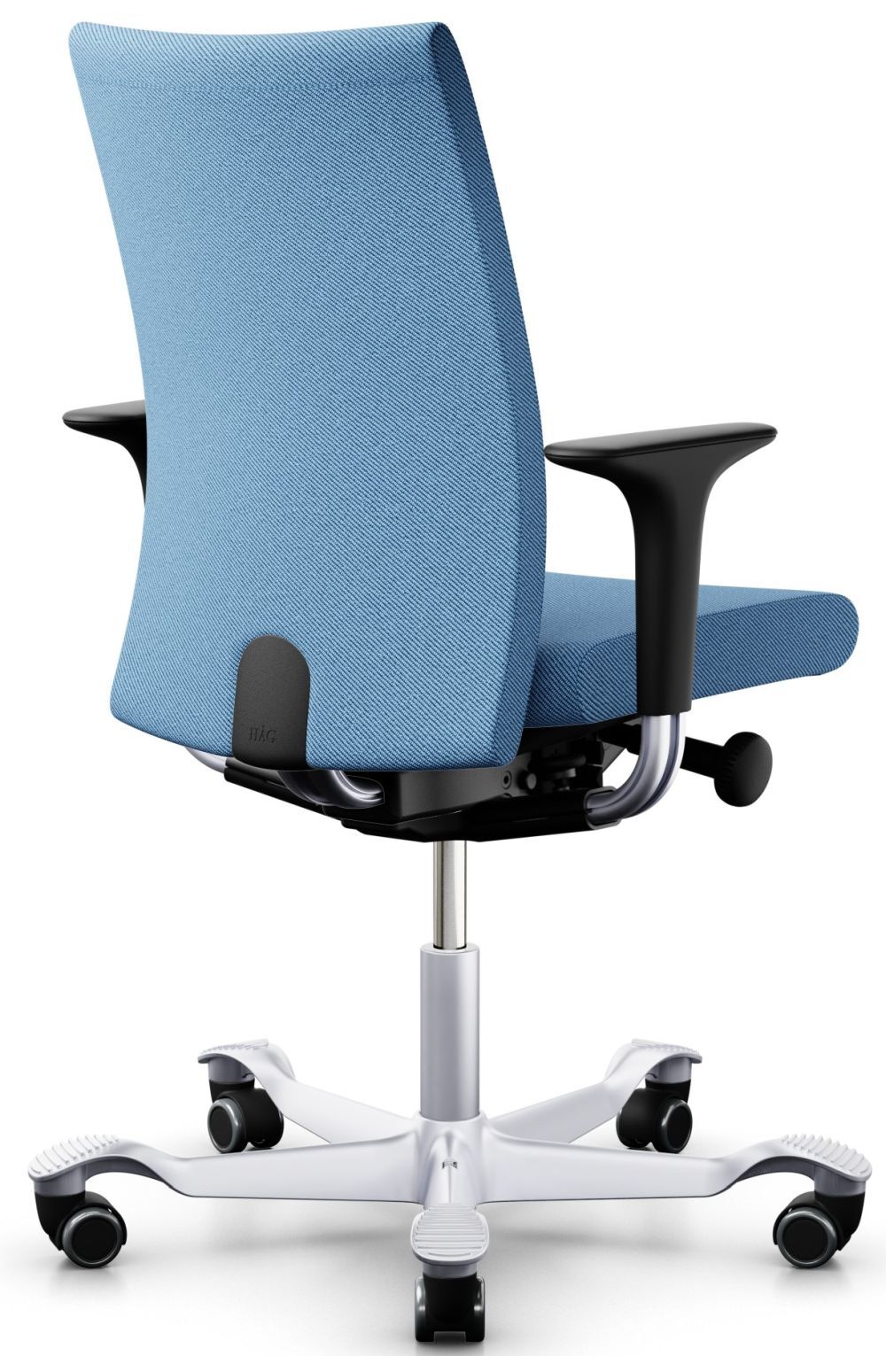 Ergonomischer Bürostuhl in Blau mit verstellbaren Armlehnen und stabilen Rollen auf weißem Gestell.