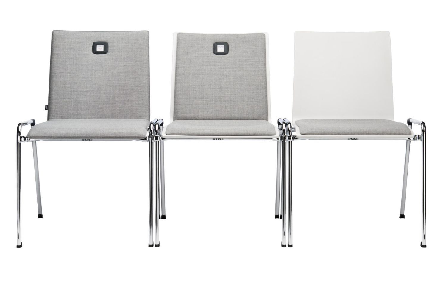 Drei moderne Stapelstühle mit chromfarbenem Gestell, zwei mit grauem Stoff und einer mit weißer Rückenlehne.