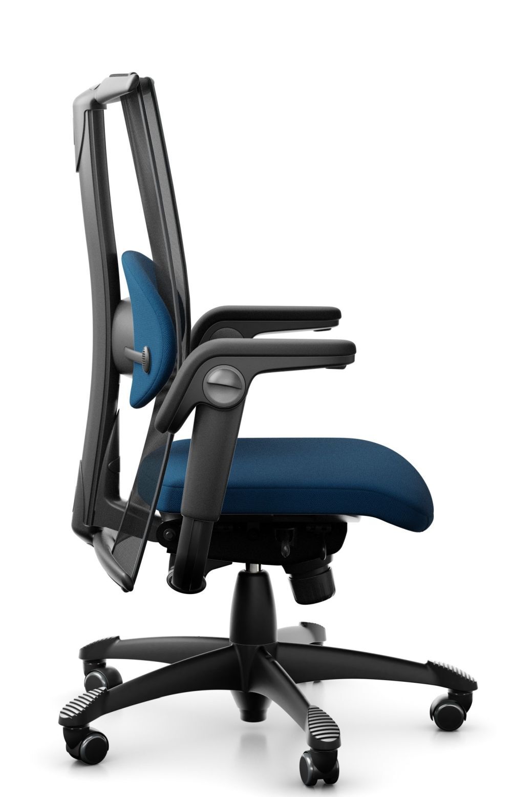 Ergonomischer Bürostuhl in Seitenansicht, blaue Polsterung, schwarze Armlehnen und fünf Rollenfuß aus Kunststoff.