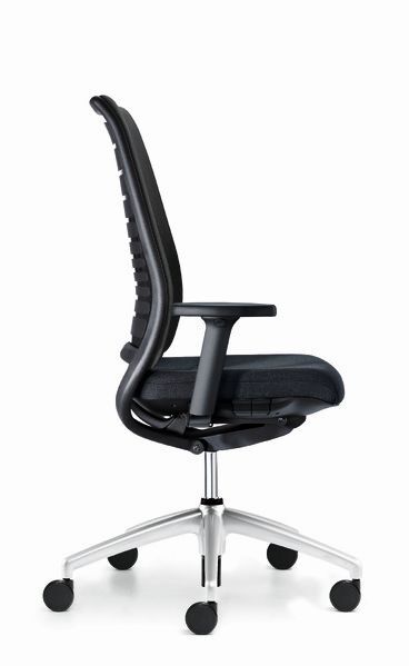 Seitansicht eines ergonomischen Bürostuhls mit schwarzem Bezug und verstellbaren Armlehnen auf Rollen.