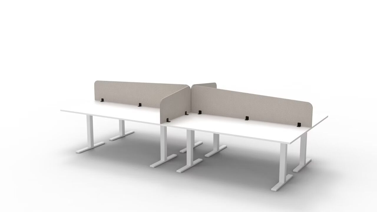 Büroschreibtische mit hellgrauen Trennwänden, ideal für ergonomische und flexible Arbeitsplätze in modernen Büroumgebungen.