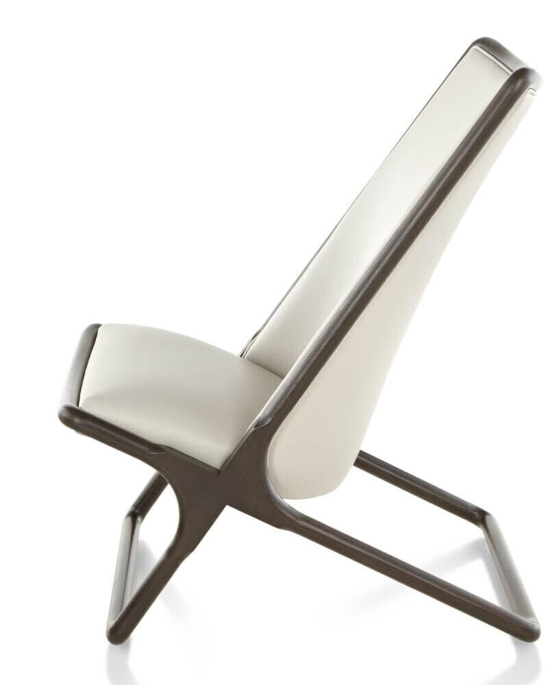 Seitenansicht eines modernen ergonomischen Stuhls mit weißer Polsterung und einem dunklen Holzrahmen.