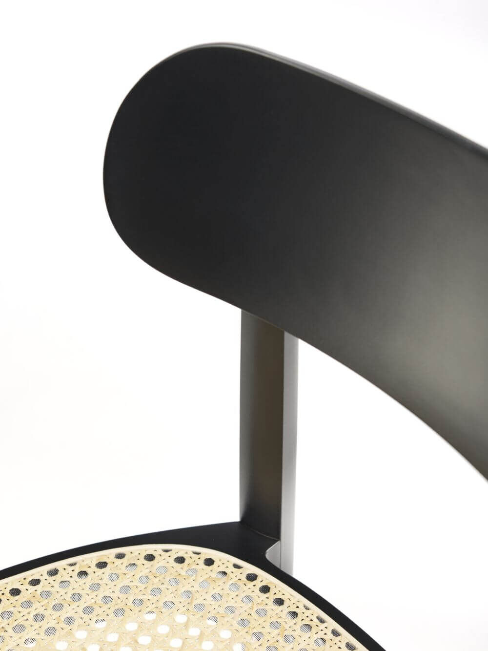 Detailaufnahme eines Stuhls mit schwarzer Rückenlehne und geflochtener Sitzfläche, betont ergonomisches Design.