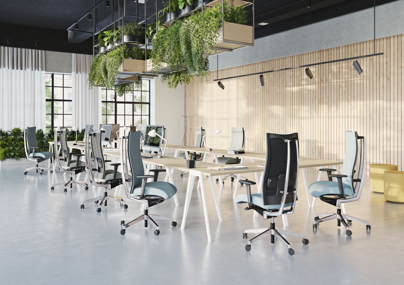 Moderne Büroumgebung mit ergonomischen Stühlen und Tischen, umgeben von Hängepflanzen für ein gesundes Arbeitsklima.