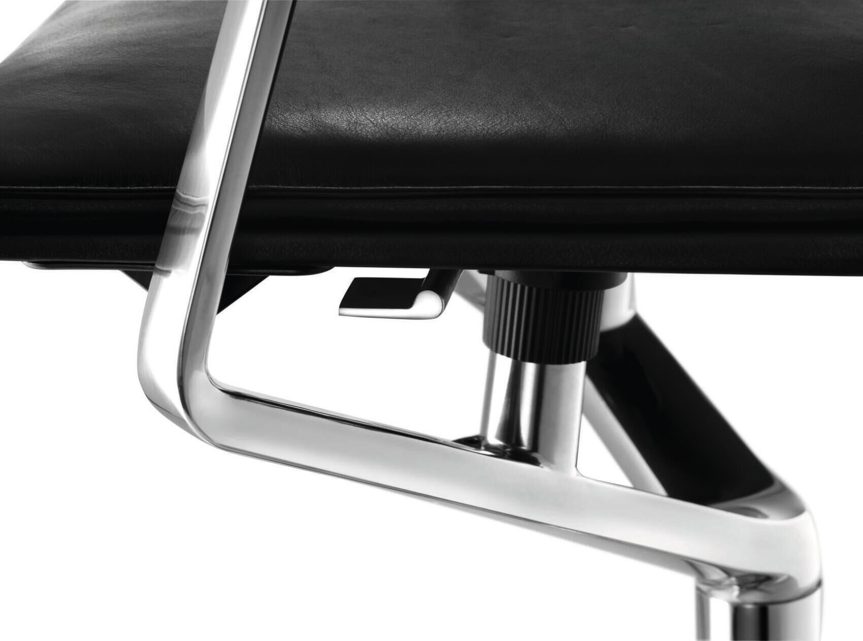 Detailaufnahme eines ergonomischen Bürostuhls mit schwarzer Polsterung und verchromtem Metallrahmen.