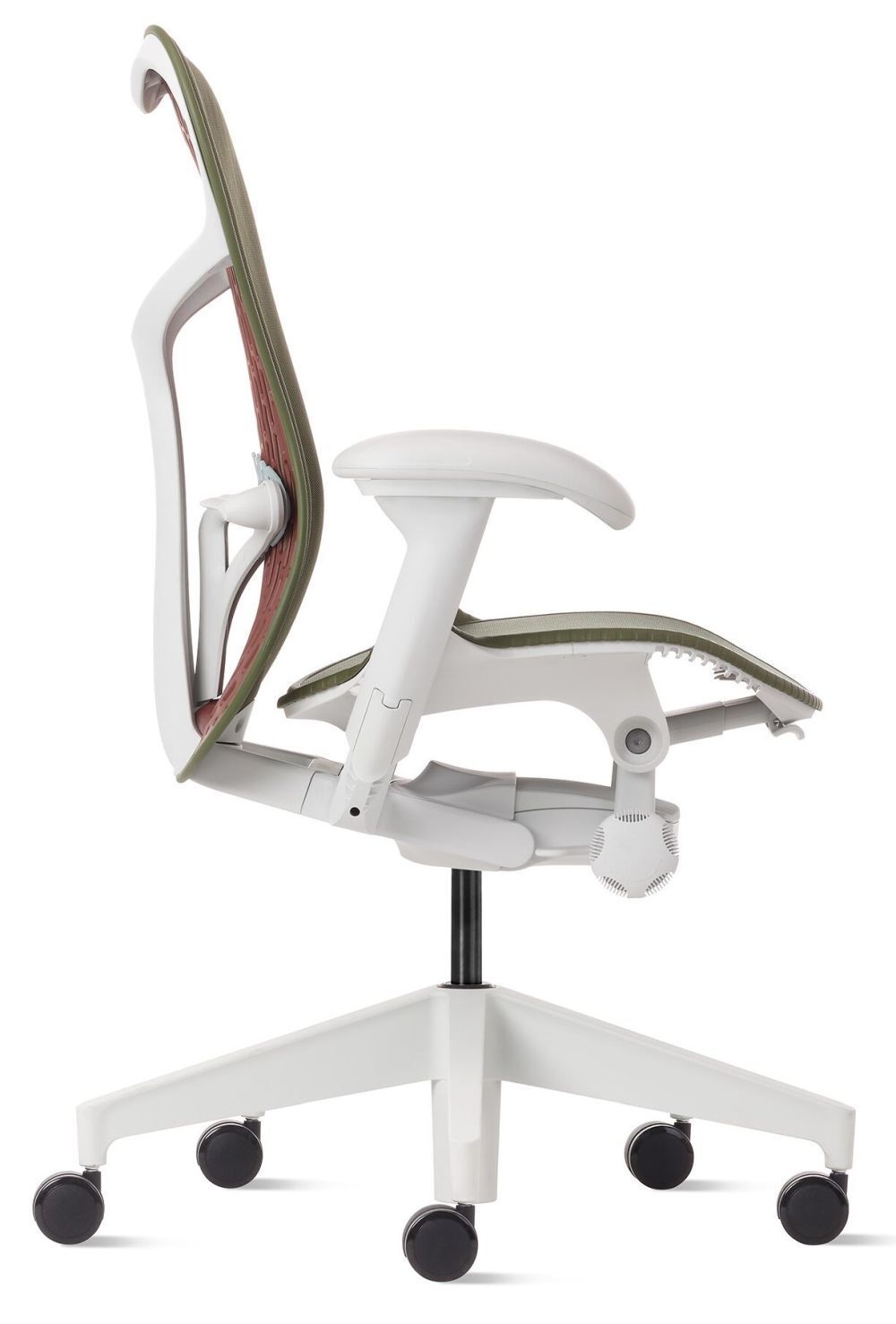 Seitliche Ansicht eines ergonomischen Bürostuhls mit Netzrückenlehne und verstellbarer Armlehne auf Rollen.