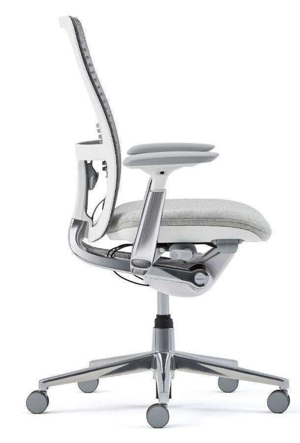 Moderner ergonomischer Bürostuhl in Weiß und Grau, Seitenansicht mit verstellbaren Armlehnen und Netzrückenlehne.