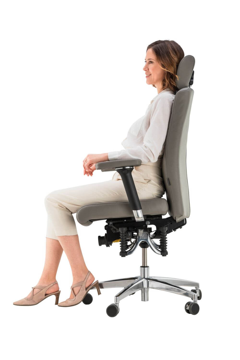 Frau sitzt auf einem ergonomischen Bürostuhl mit dynamischen Funktionen und verstellbaren Armlehnen, zeigt Komfort und Design.