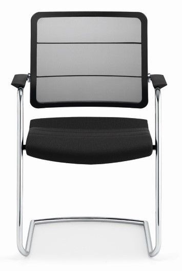 Ergonomischer Bürostuhl mit Netzrückenlehne und verchromtem Gestell, ideal für dynamisches Sitzen.