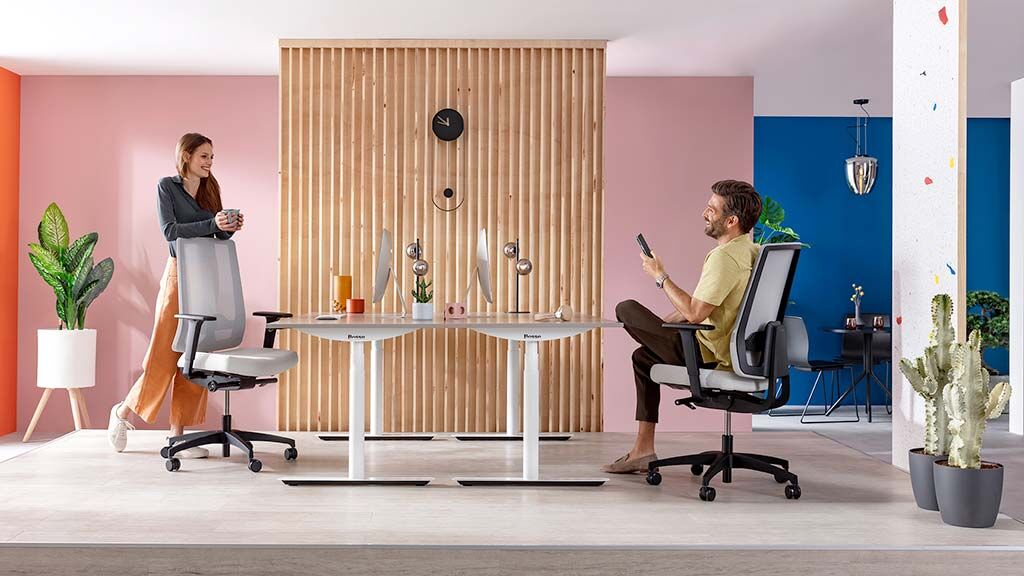 Zwei Menschen sitzen auf dem Dauphin Indeed Mesh Bürostuhl mit Netzrücken