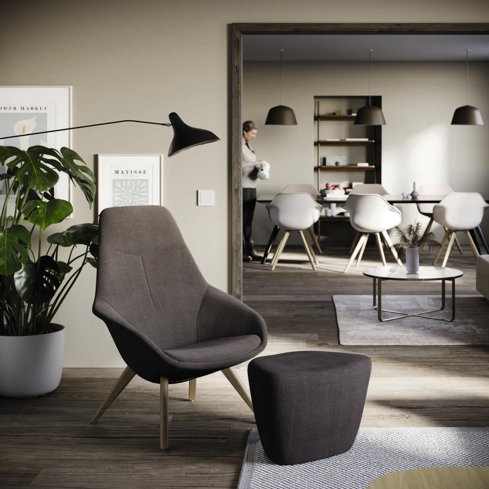 Moderner, ergonomischer Sessel mit Hocker in einem eleganten Wohnzimmer, Blick auf einen stilvollen Essbereich.