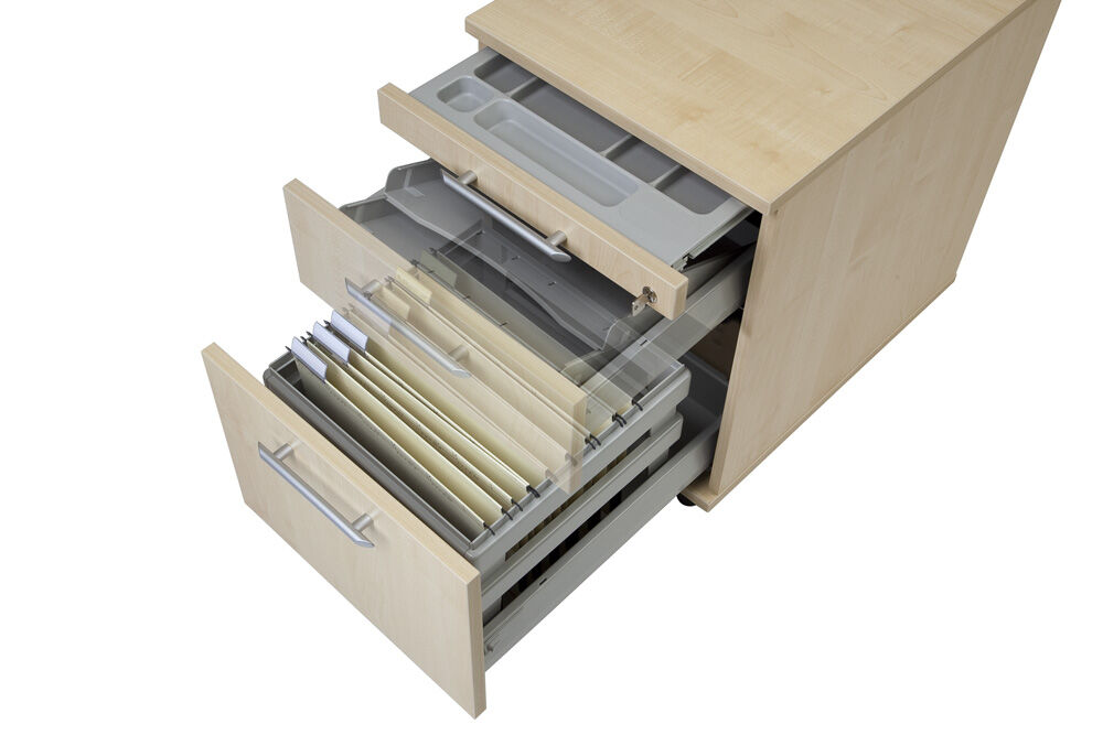Geöffnete, hölzerne Büroschubladen mit Hängeregisterfächern und organisiertem Stauraum für Büromaterialien.
