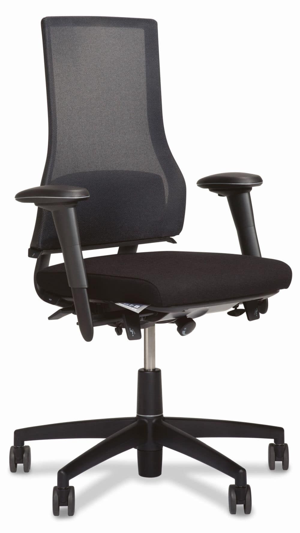 Ergonomischer Bürostuhl mit Netzrückenlehne, gepolstertem Sitz und verstellbaren Armlehnen auf Rollen.