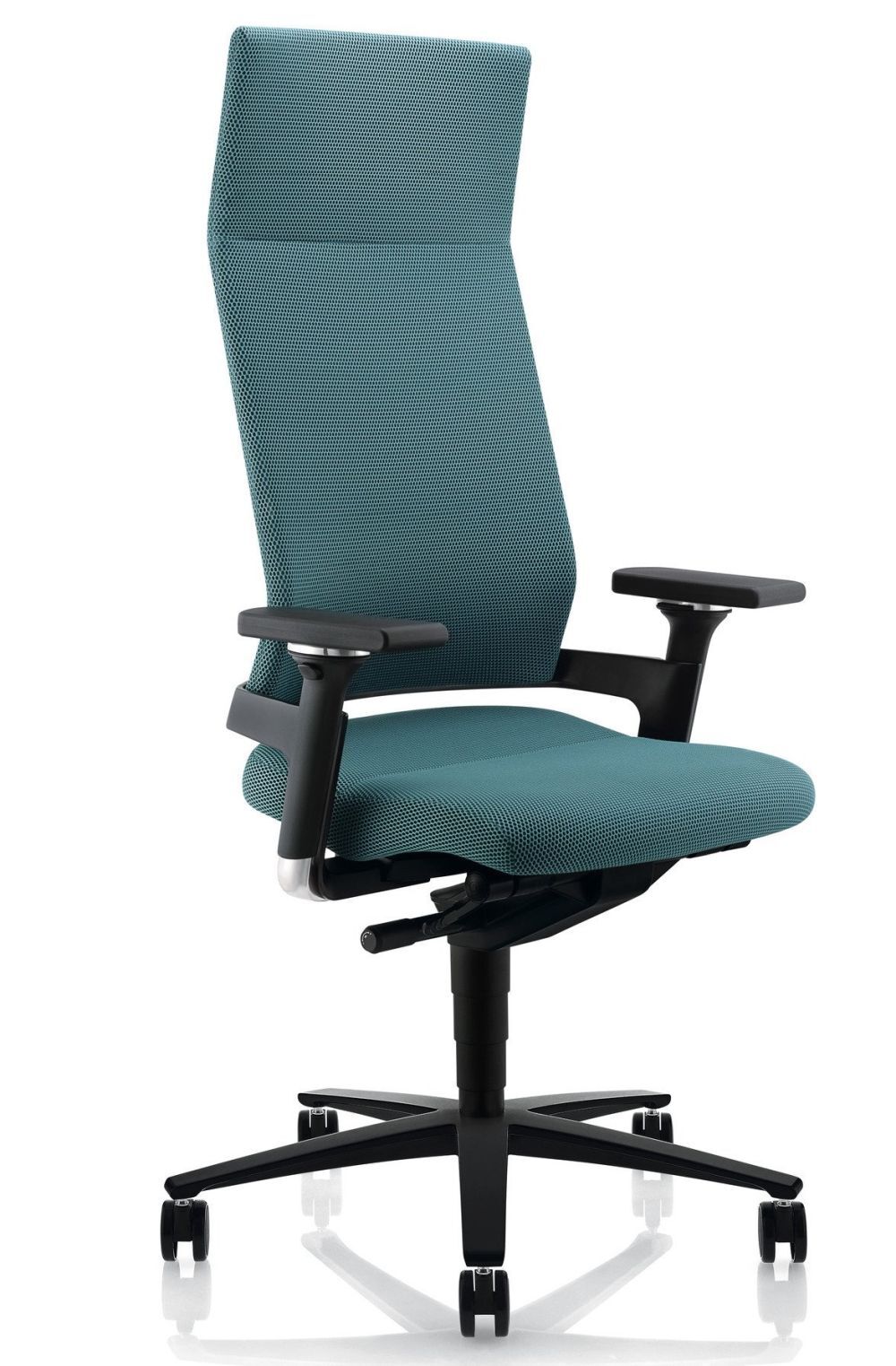 Ergonomischer Bürostuhl mit blauer, atmungsaktiver Polsterung, höhenverstellbaren Armlehnen und drehbarem Fußkreuz.