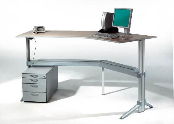 Moderner ergonomischer Schreibtisch mit Computer, Telefon und Schubladencontainer für das Homeoffice oder Büro.