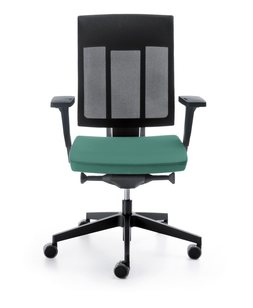 Ergonomischer Bürostuhl mit schwarzer Netzrückenlehne und grünem Sitzkissen, auf Rollen und verstellbaren Armlehnen.