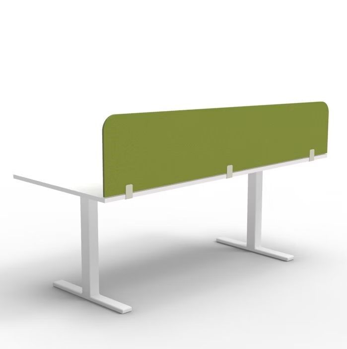 Weißer Schreibtisch mit grünem Sichtschutz, ergonomisch gestalteter Arbeitsplatzteiler.