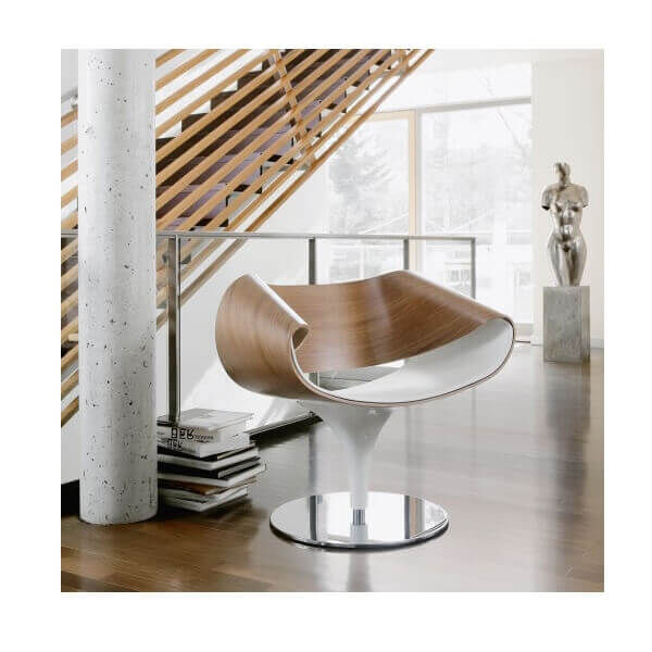 Moderner ergonomischer Stuhl mit Holzoptik in minimalistisch eingerichteter Wohnung neben Treppe und Statue.