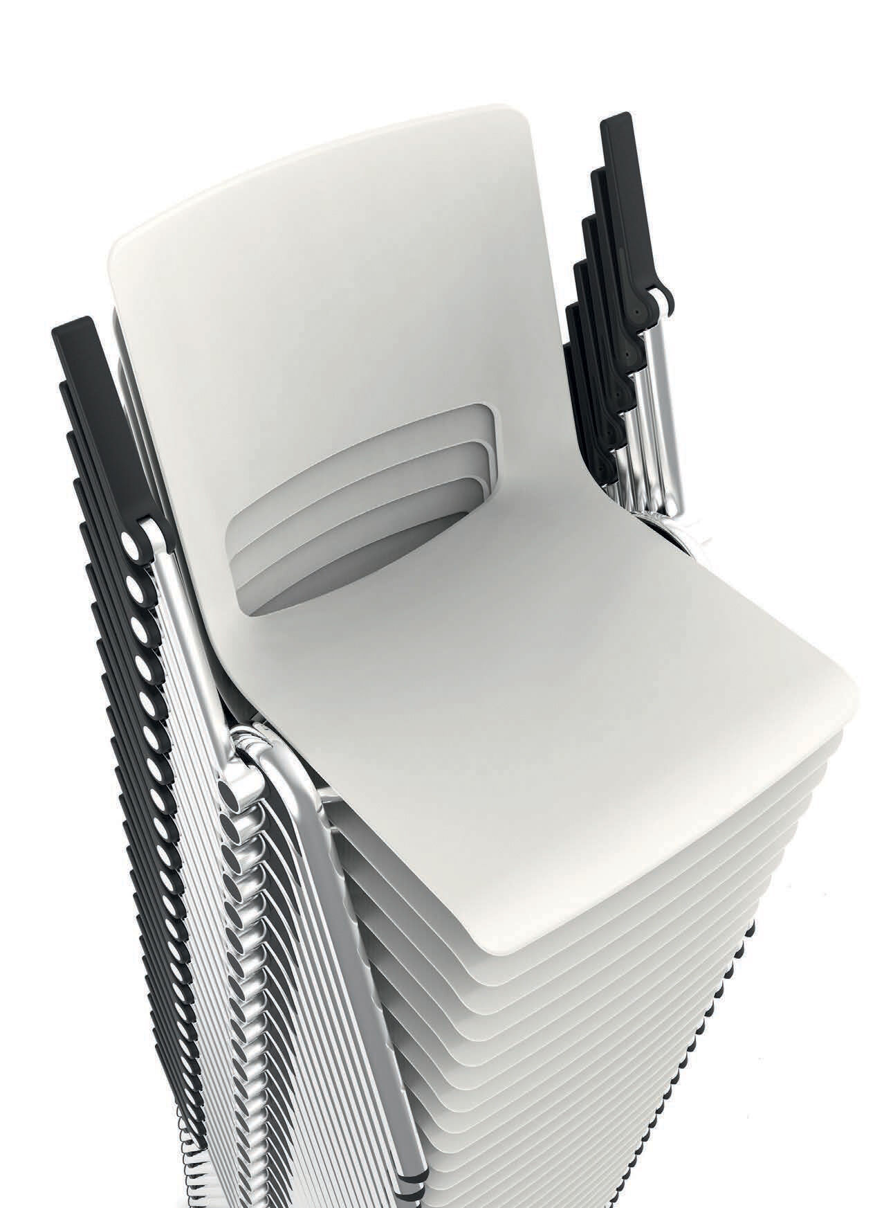 Gestapelte weiße Stühle mit ergonomischem Design, ideal für flexible und dynamische Sitzlösungen im Büro.