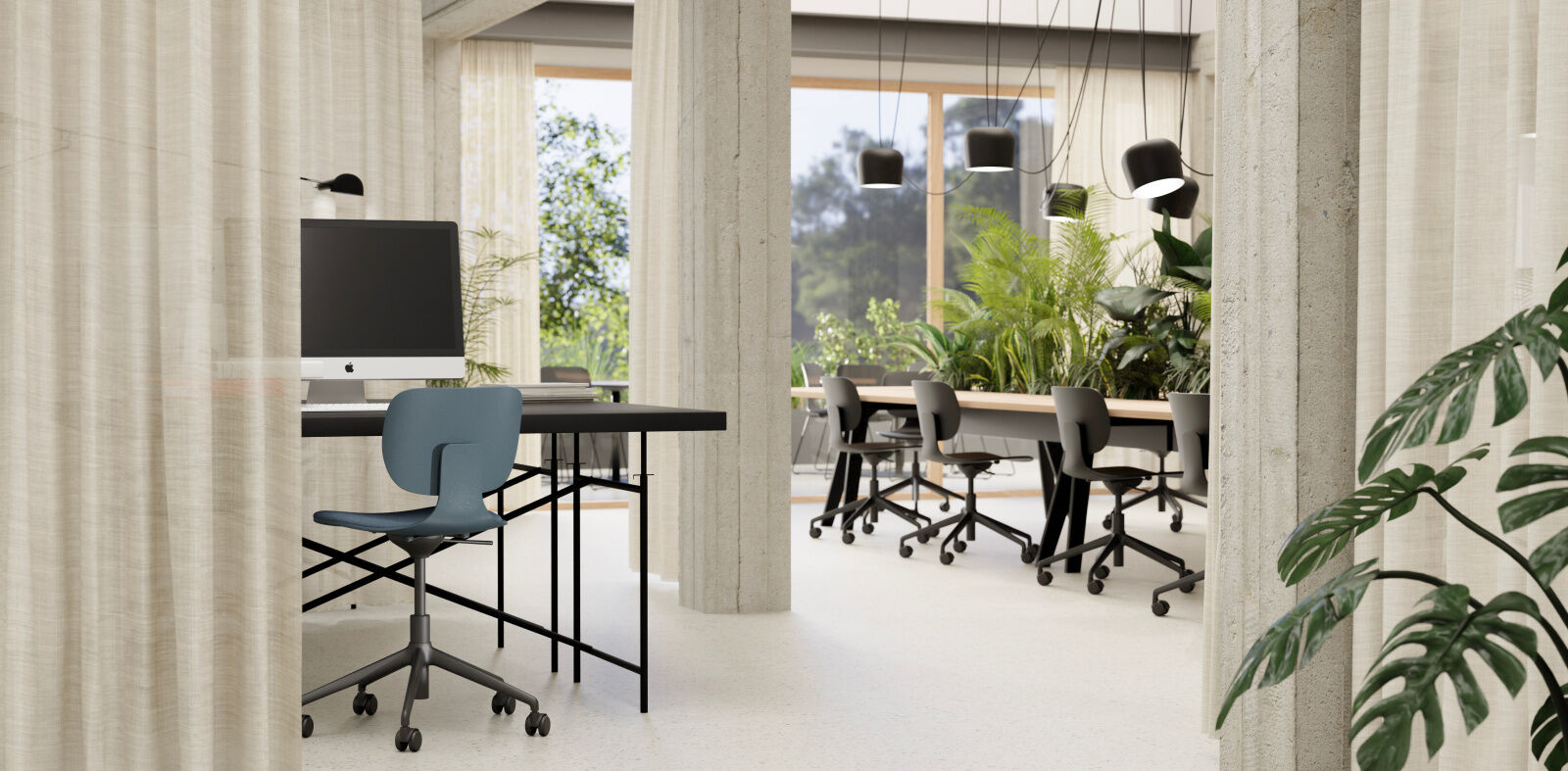 Moderne Büroeinrichtung mit ergonomischen Stühlen, großen Fenstern und Pflanzen für ein gesundes Arbeitsumfeld.