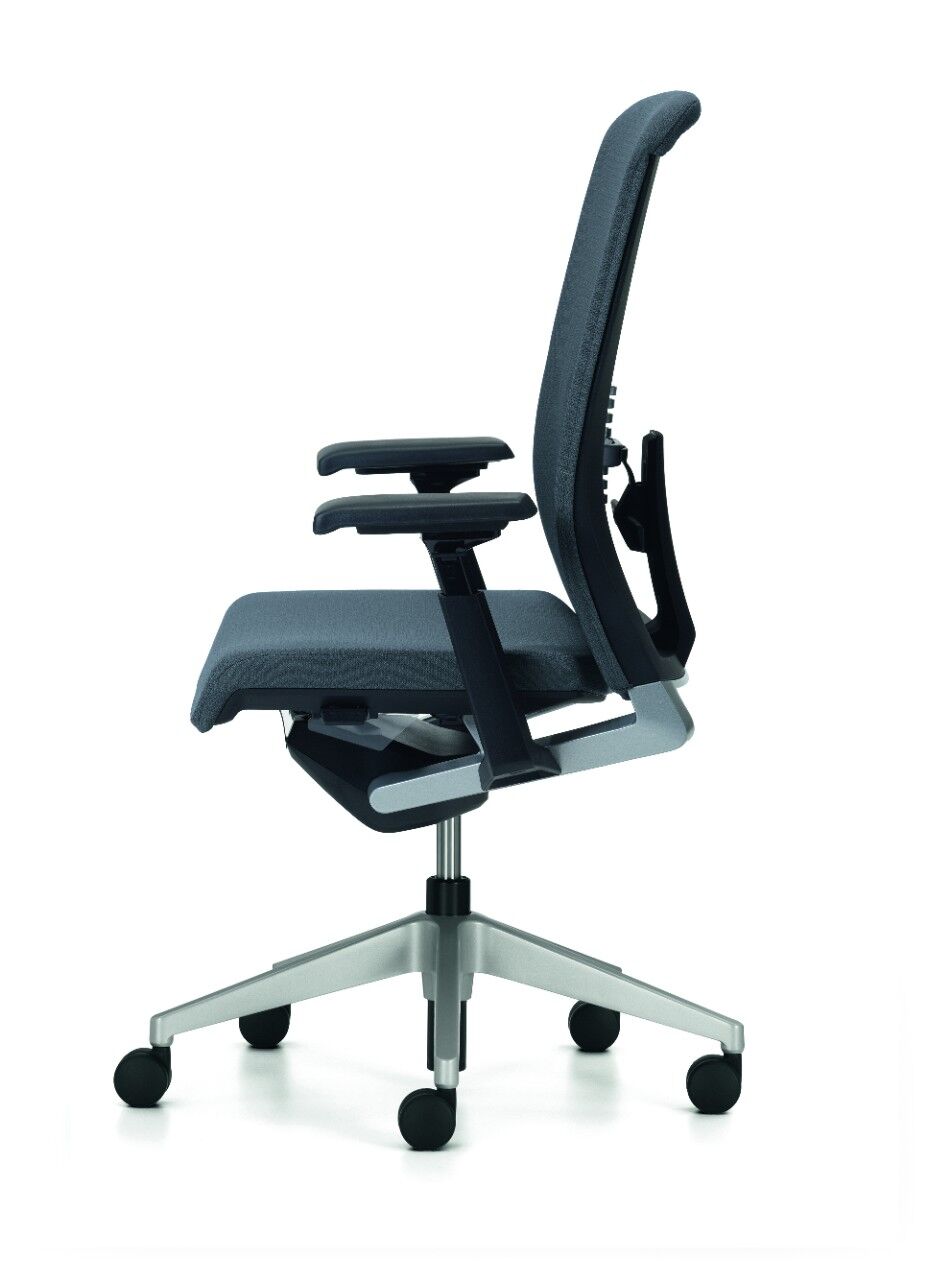 Seitenansicht eines ergonomischen Bürostuhls mit verstellbaren Armlehnen und Rollen auf stabilem Drehgestell.