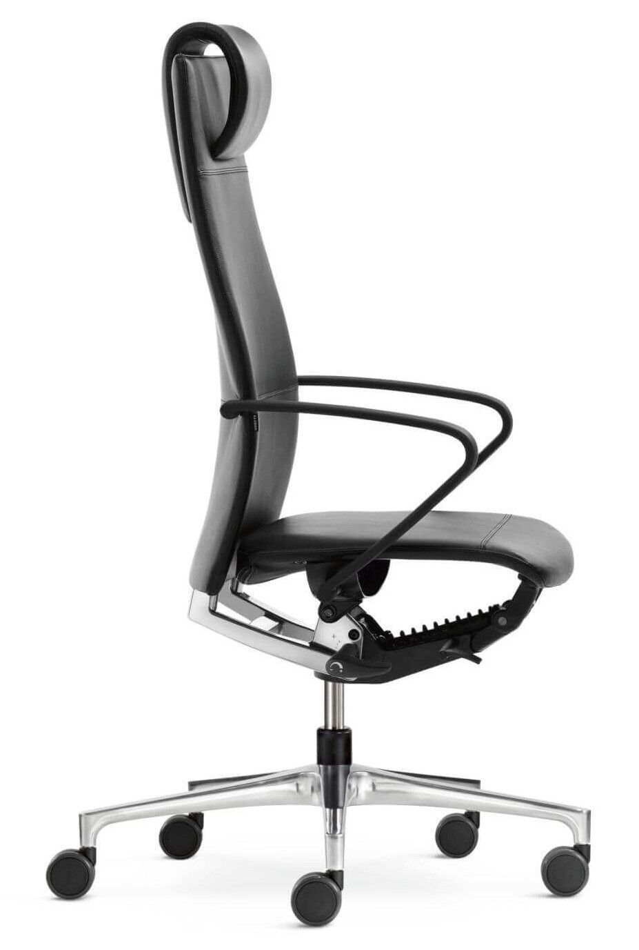 Ergonomischer Bürostuhl in Seitenansicht, schwarzes Leder, verstellbare Armlehnen und Kopfstütze auf Alurahmen.