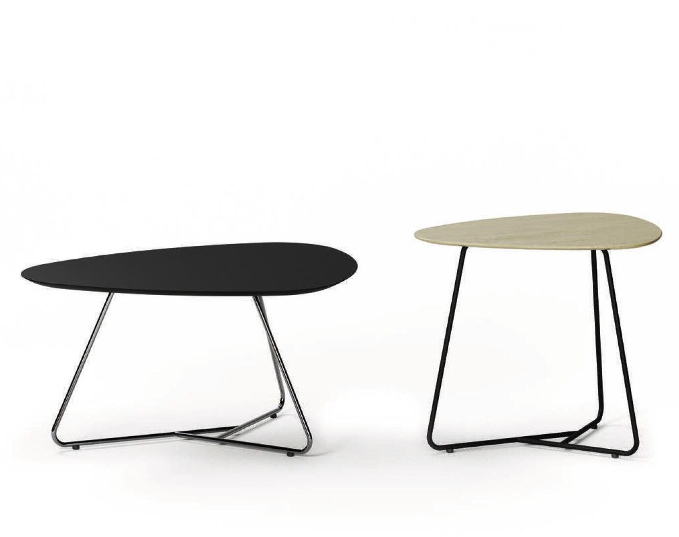 Zwei moderne Beistelltische mit unregelmäßigen Tischplatten und filigranen Metallbeinen in Schwarz und Holzoptik.