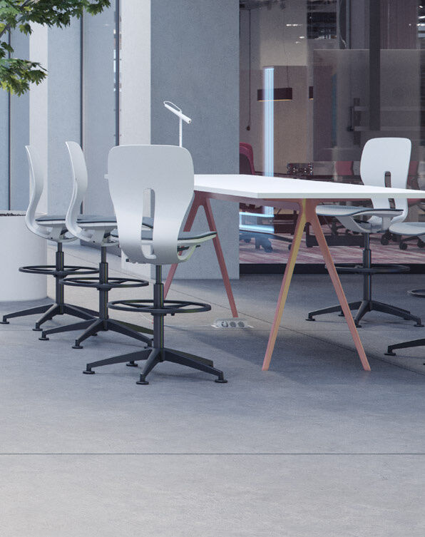Moderne Ergonomie-Bürostühle um einen stilvollen Konferenztisch in einem hellen, modernen Büro.