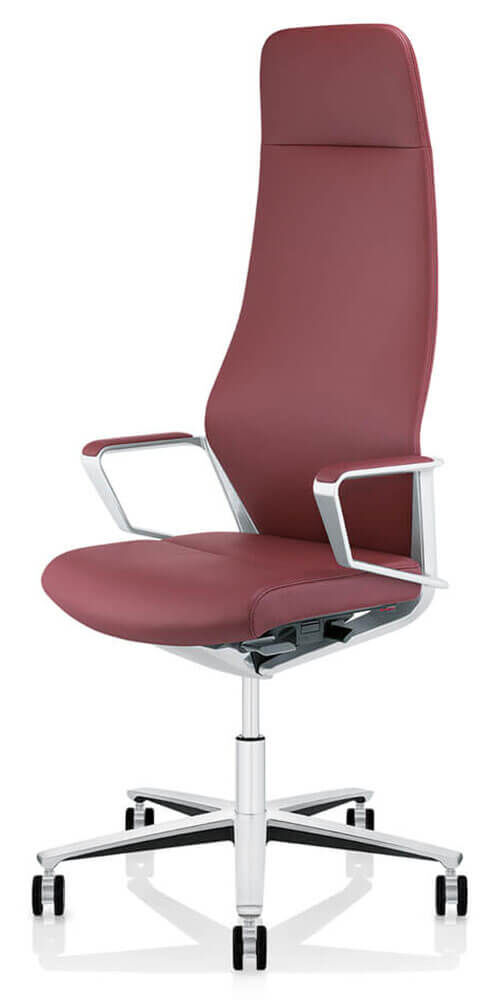 Hochwertiger ergonomischer Bürostuhl mit hoher Rückenlehne und Armlehnen, in Bordeauxrot gepolstert, auf Rollen.