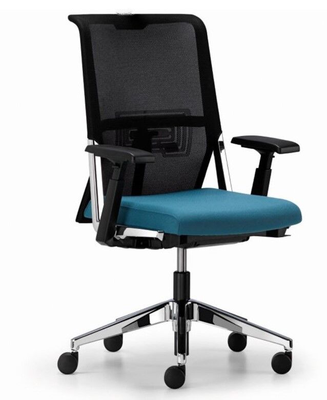 Ergonomischer Bürostuhl mit Netzrückenlehne, verstellbaren Armlehnen und blauem Sitzpolster auf verchromtem Drehfuß.