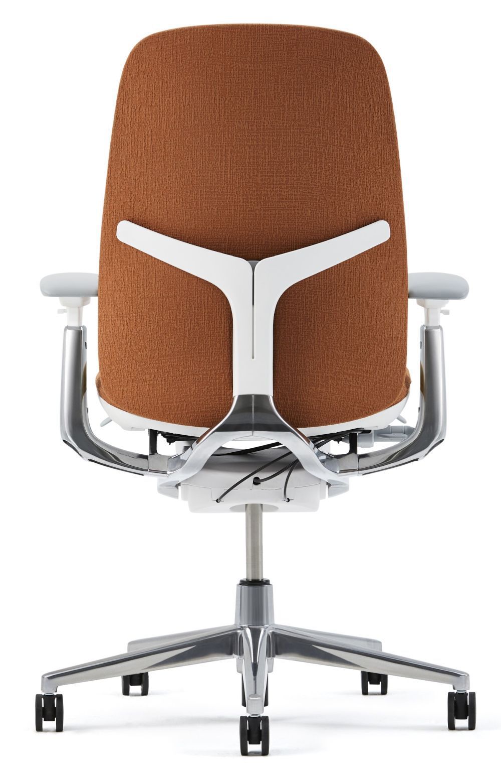 Rückansicht eines ergonomischen Bürostuhls mit brauner Rückenlehne und verstellbaren Armlehnen auf einem Rollgestell.