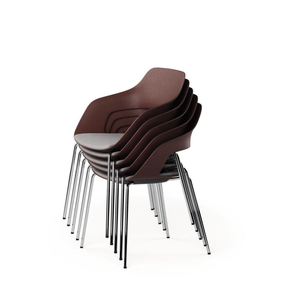 Gestapelte braune Stühle mit Metallbeinen, ideal für ergonomische Büros und modernen Wohnraum.