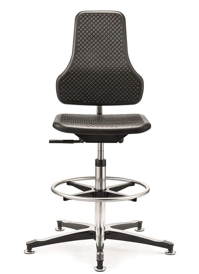 Hochwertiger ergonomischer Stuhl, höhenverstellbar mit Fußring, schwarz mit strukturierter Sitzfläche und Rückenlehne.