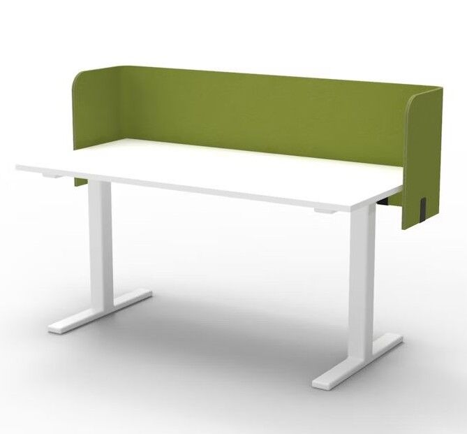 Moderner weißer Schreibtisch mit grüner Trennwand, ideal für ergonomische und flexible Arbeitsplätze geeignet.