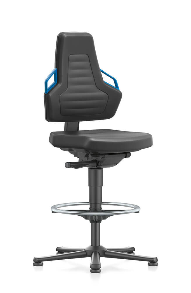 Ergonomischer Hochstuhl mit schwarzer Polsterung, hoher Lehne und blauem Detailgriff für dynamisches Sitzen.