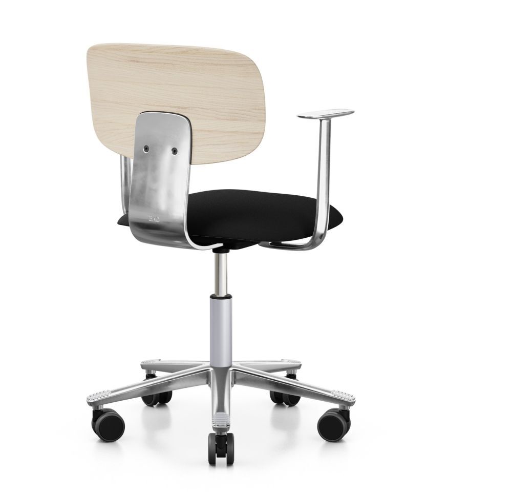 Moderner Bürostuhl mit Holzlehne, schwarzem Sitzpolster und metallischem Gestell auf Rollen für ergonomisches Sitzen.