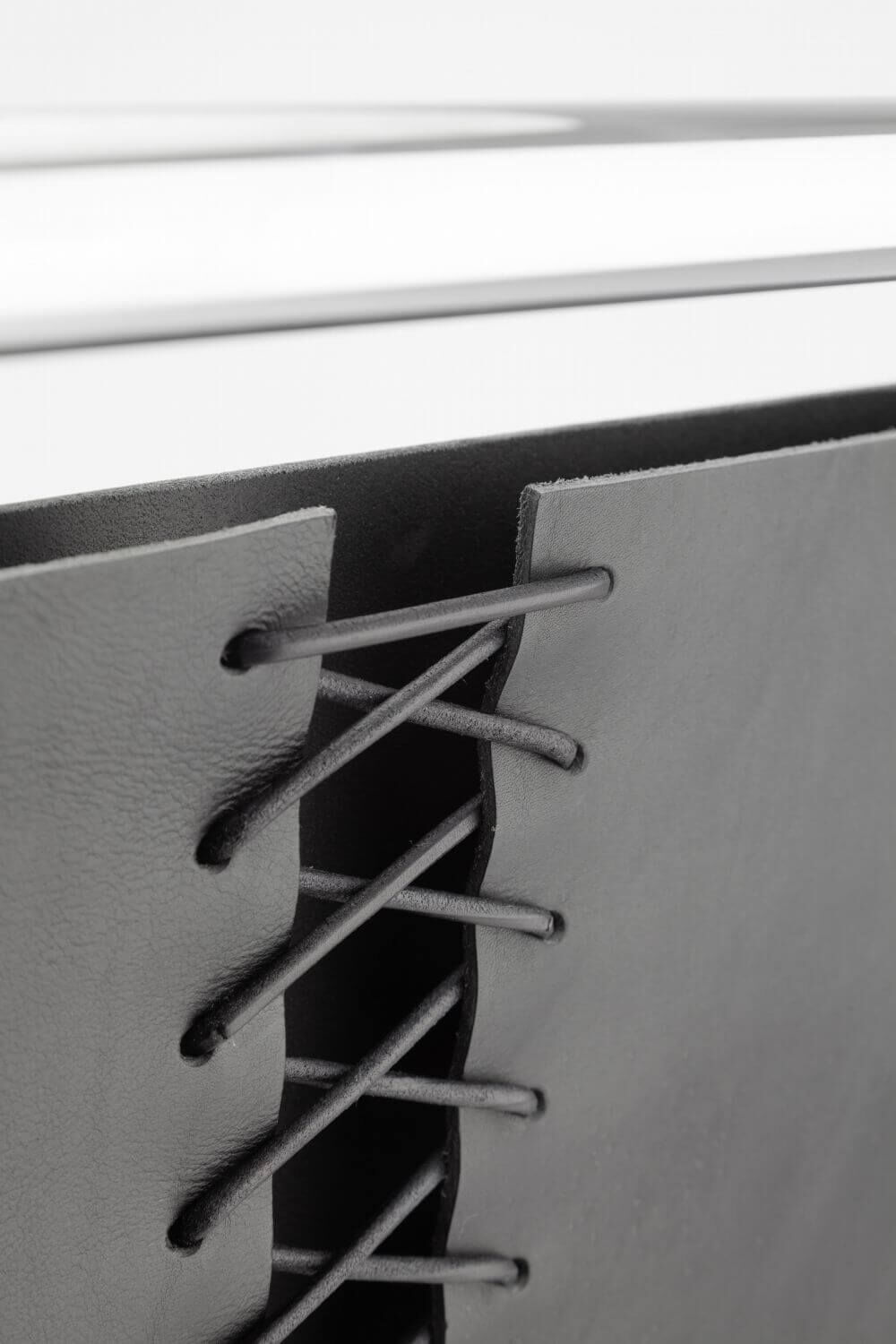 Thonet S 533 L mit Kernleder schwarz