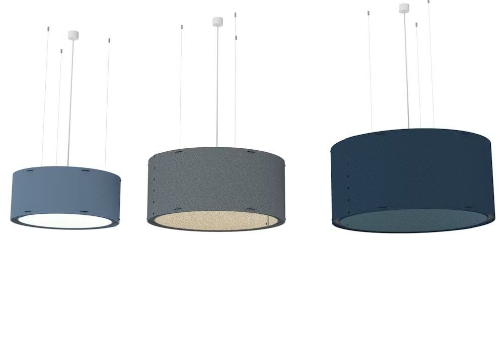 Drei zylindrische Pendelleuchten in verschiedenen Farben hängen von der Decke, ideal für moderne Büros.