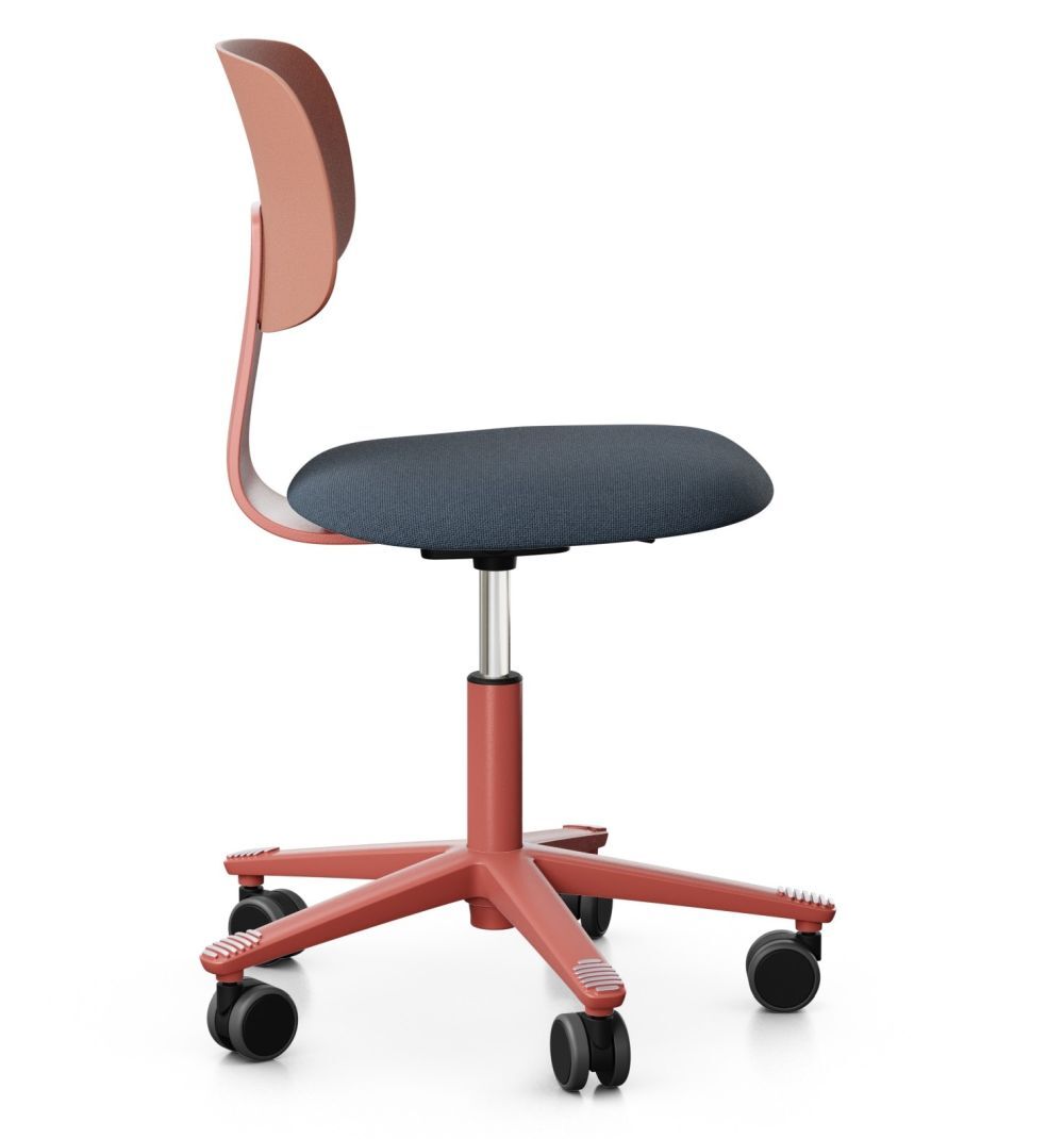 Moderner ergonomischer Bürostuhl mit rotem Rahmen, blauer Sitzfläche und Rollen für dynamisches Sitzen.