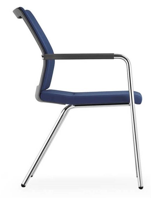 Moderner blauer ergonomischer Bürostuhl mit verchromten Beinen und Armlehnen, seitlich betrachtet.