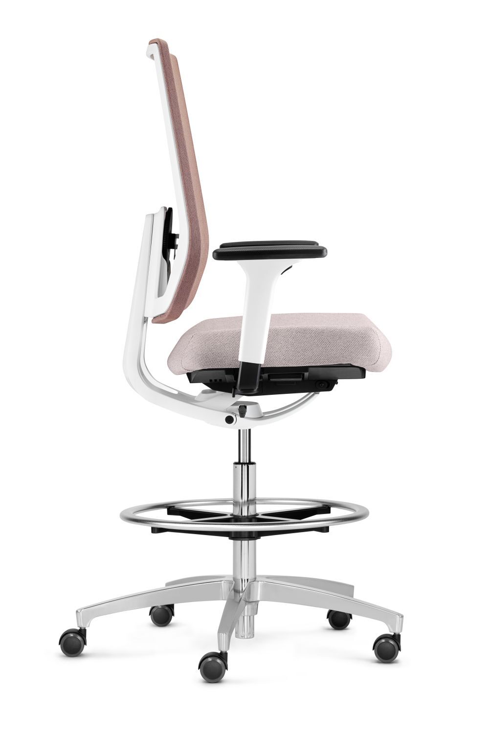 Ergonomischer Bürostuhl in Seitenansicht, mit rosa Polsterung, Armlehne und verstellbarer Sitzhöhe.